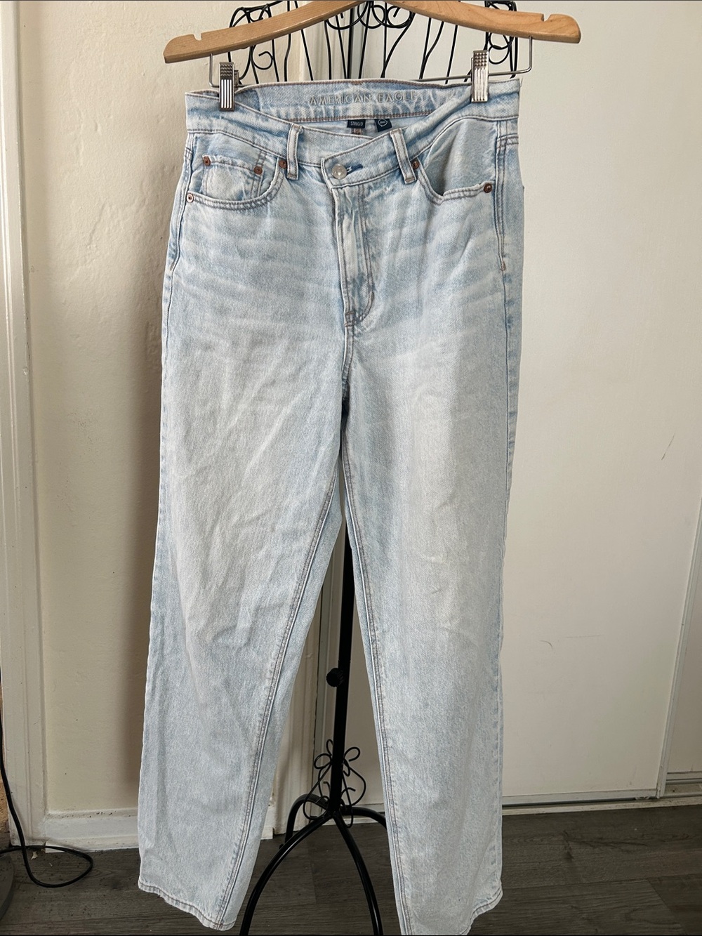 American Eagle Outfitters Light Blue Straight Jeans Diagonal Zipper Size 4